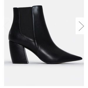 Black pointed toe booties!!